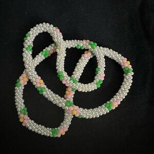 Vintage faux pearl necklace with floral designs   Excellent condition